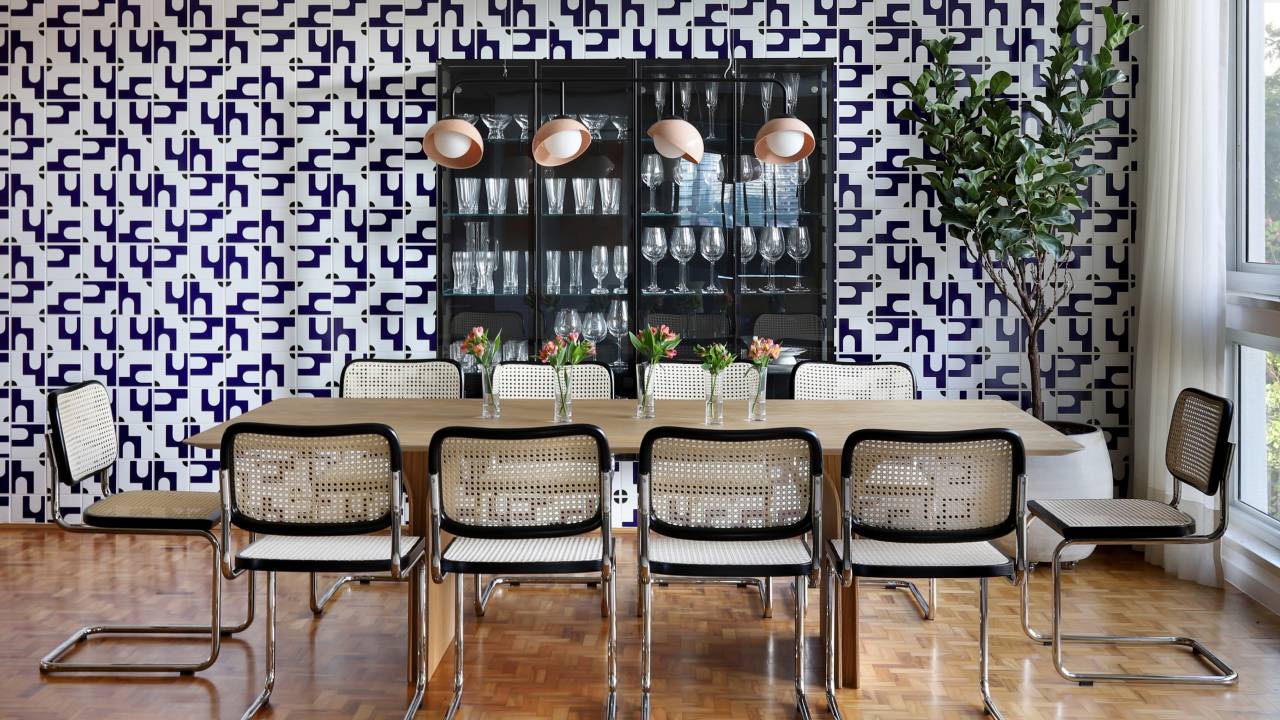 Azulejos azuis inspirados em Brasília revestem sala de jantar deste apê. Projeto de Andrade & Mello Arquitetura. Na foto, sala de jantar, cadeira palhinha.