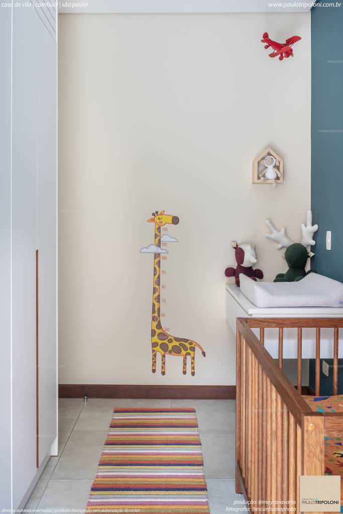 Casa – Paulo Tripoloni Arquitetura @escanhuelaphoto @mayranavarr Charmosa casa de vila com 80 m² tem passarela que leva a atelier. Projeto de Paulo Tripoloni. Na foto, quarto infantil.