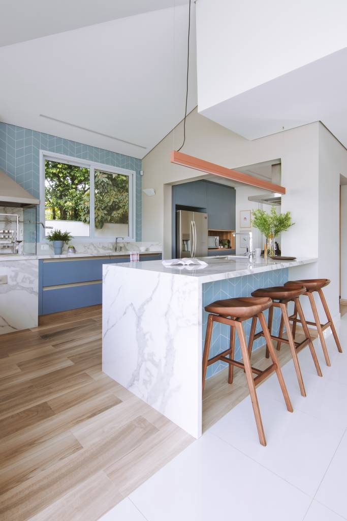 Cozinha azul e beliche em color block são destaque em casa de praia. Projeto de Rawi Arquitetura + Design. Na foto, ilha, churrasqueira.