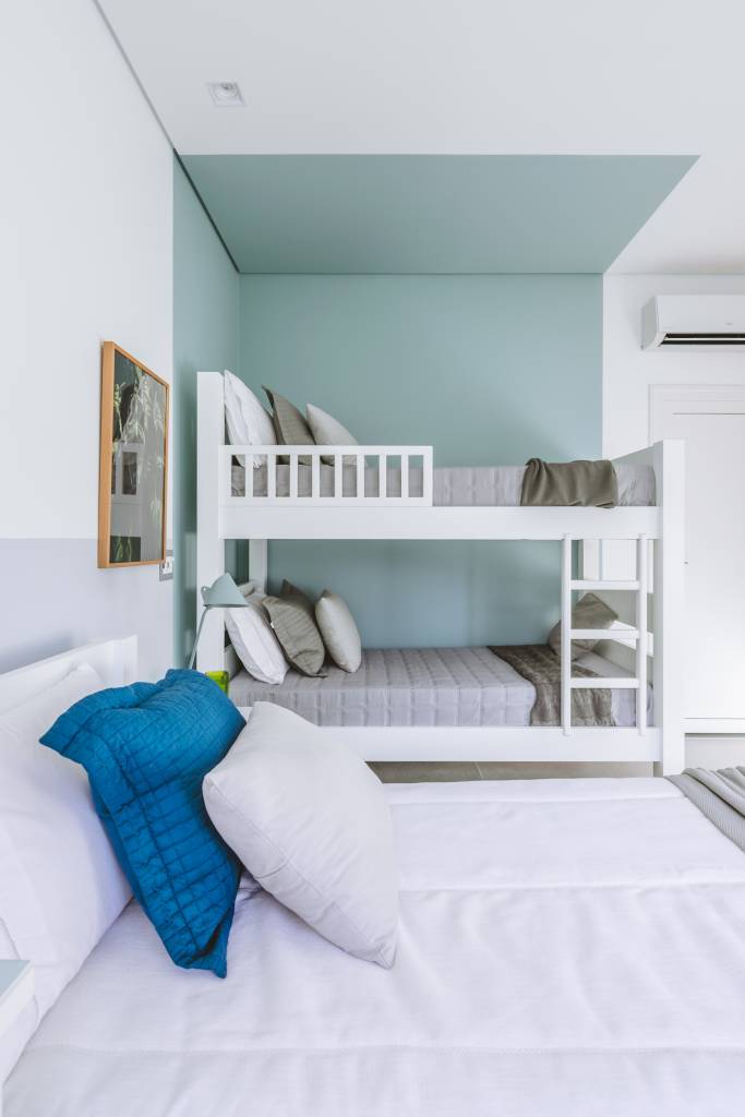 Cozinha azul e beliche em color block são destaque em casa de praia. Projeto de Rawi Arquitetura + Design. Na foto, quarto.
