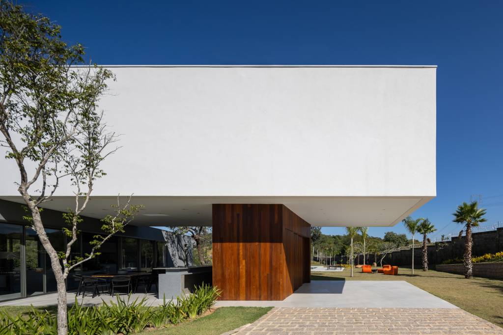 Dois volumes sobrepostos criam casa integrada com a paisagem e com o Sol. Projeto de HUM Arquitetos.