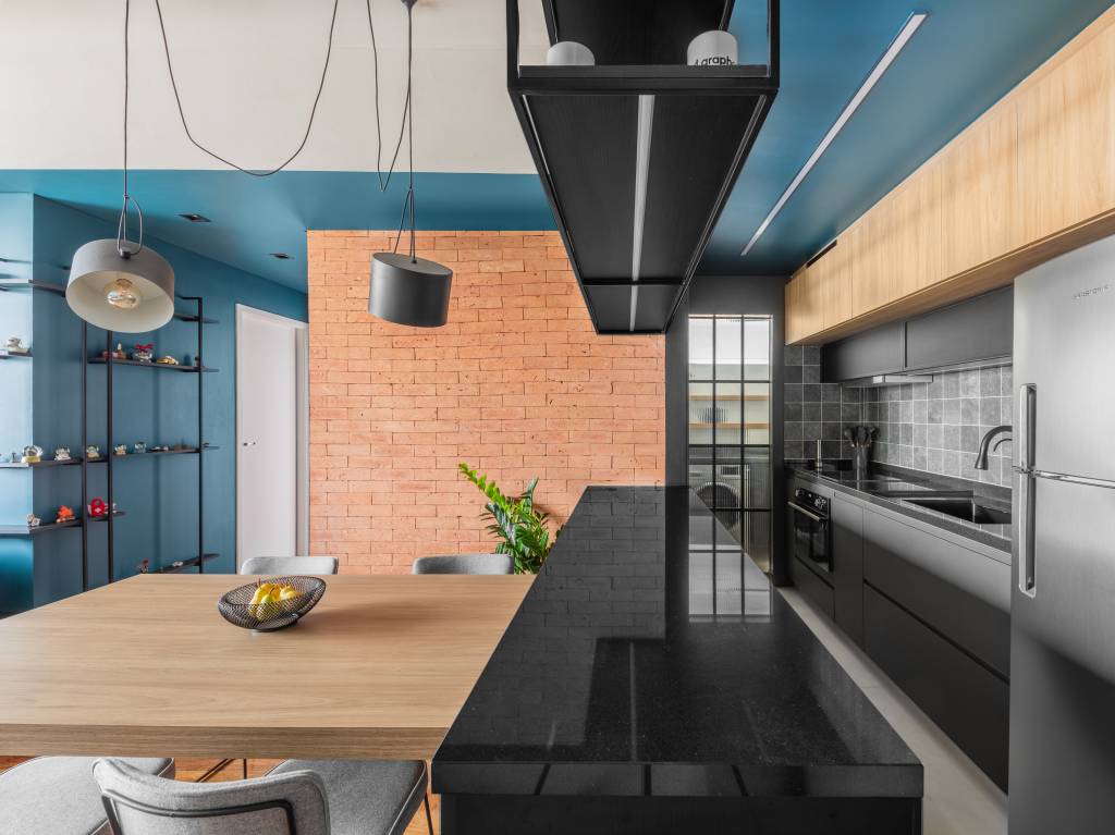 Industrial e leve: apartamento combina serralheria com cores claras e escuras