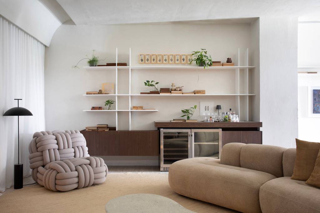 Loft contemporâneo traz marcenaria personalizada e terraço de 36 m². Projeto de Rafael Ramos para a CASACOR Rio 2024.