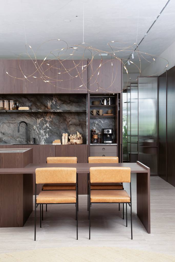 Loft contemporâneo traz marcenaria personalizada e terraço de 36 m². Projeto de Rafael Ramos para a CASACOR Rio 2024.