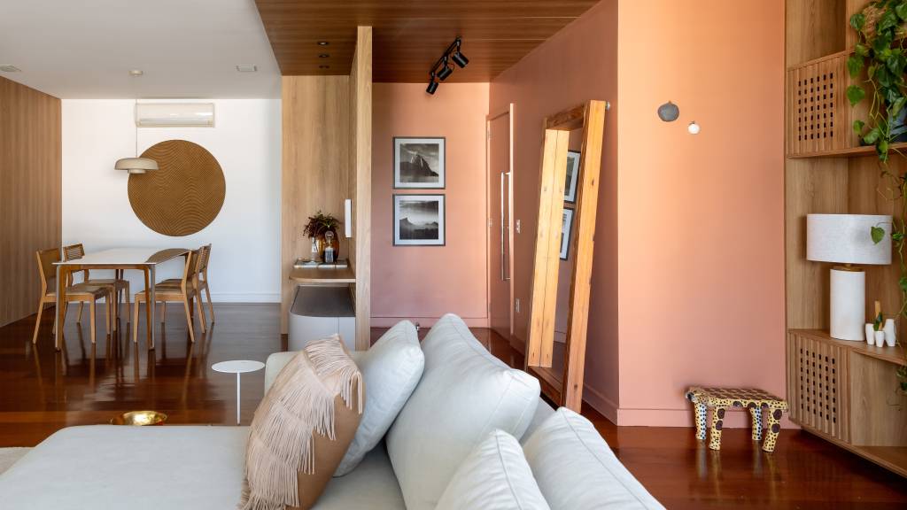 Materiais e acabamentos resistentes foram a escolha para apê lar de 4 gatinhos e cão