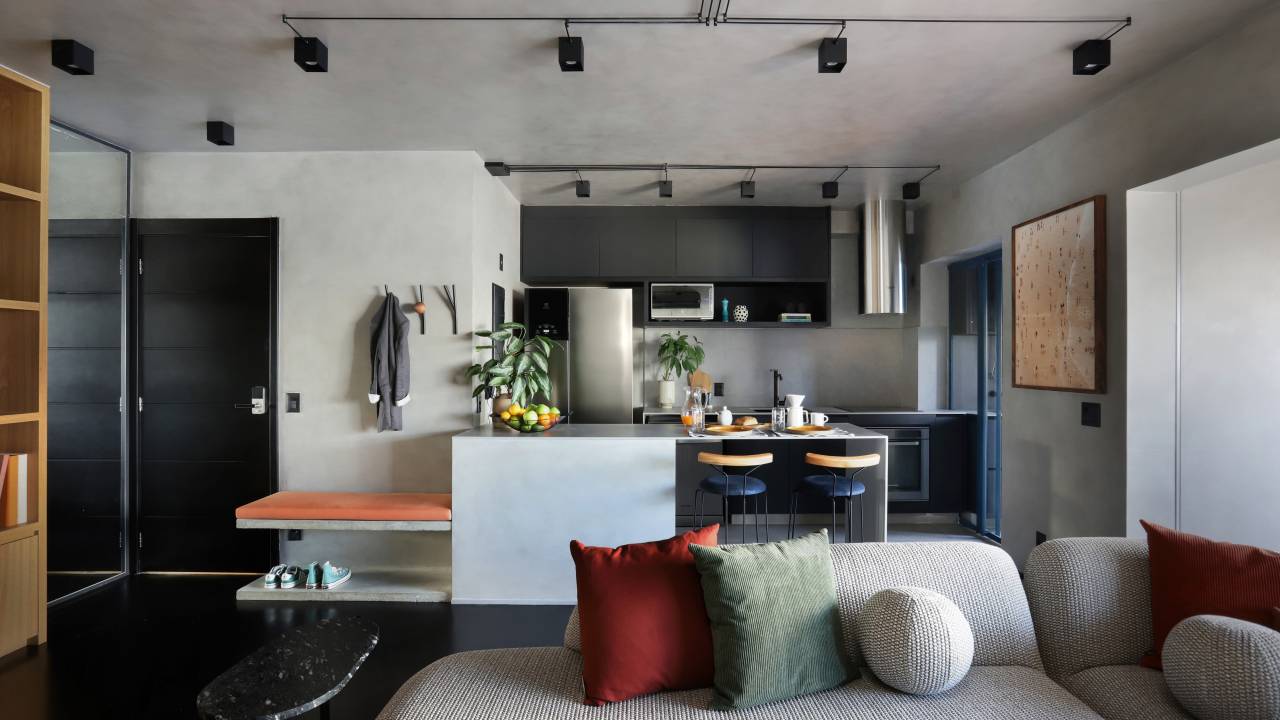 Móveis deste apê de 98 m² foram concretados ali mesmo. Projeto de Studio 92 Arquitetura.