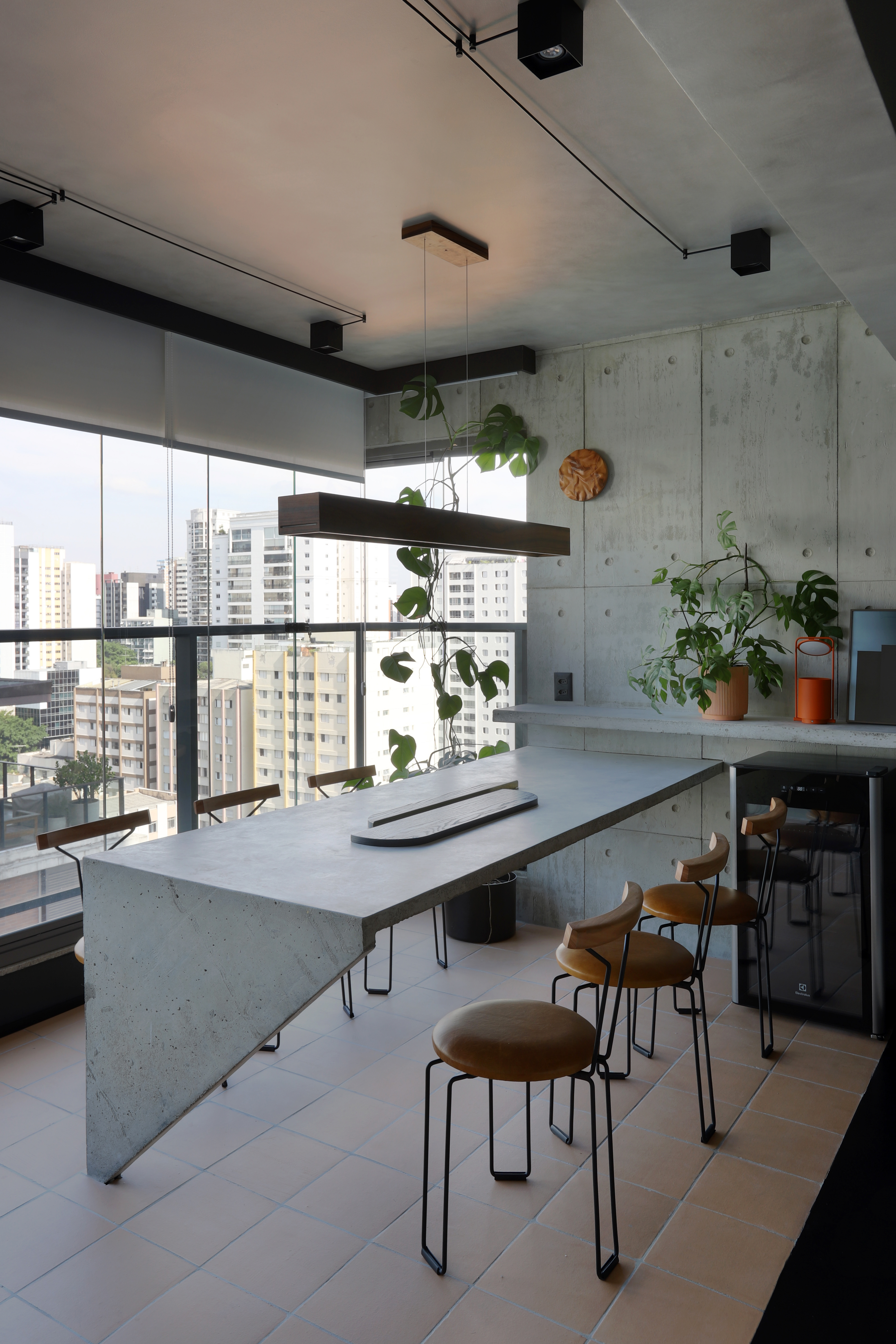 Móveis deste apê de 98 m² foram concretados ali mesmo. Projeto de Studio 92 Arquitetura.