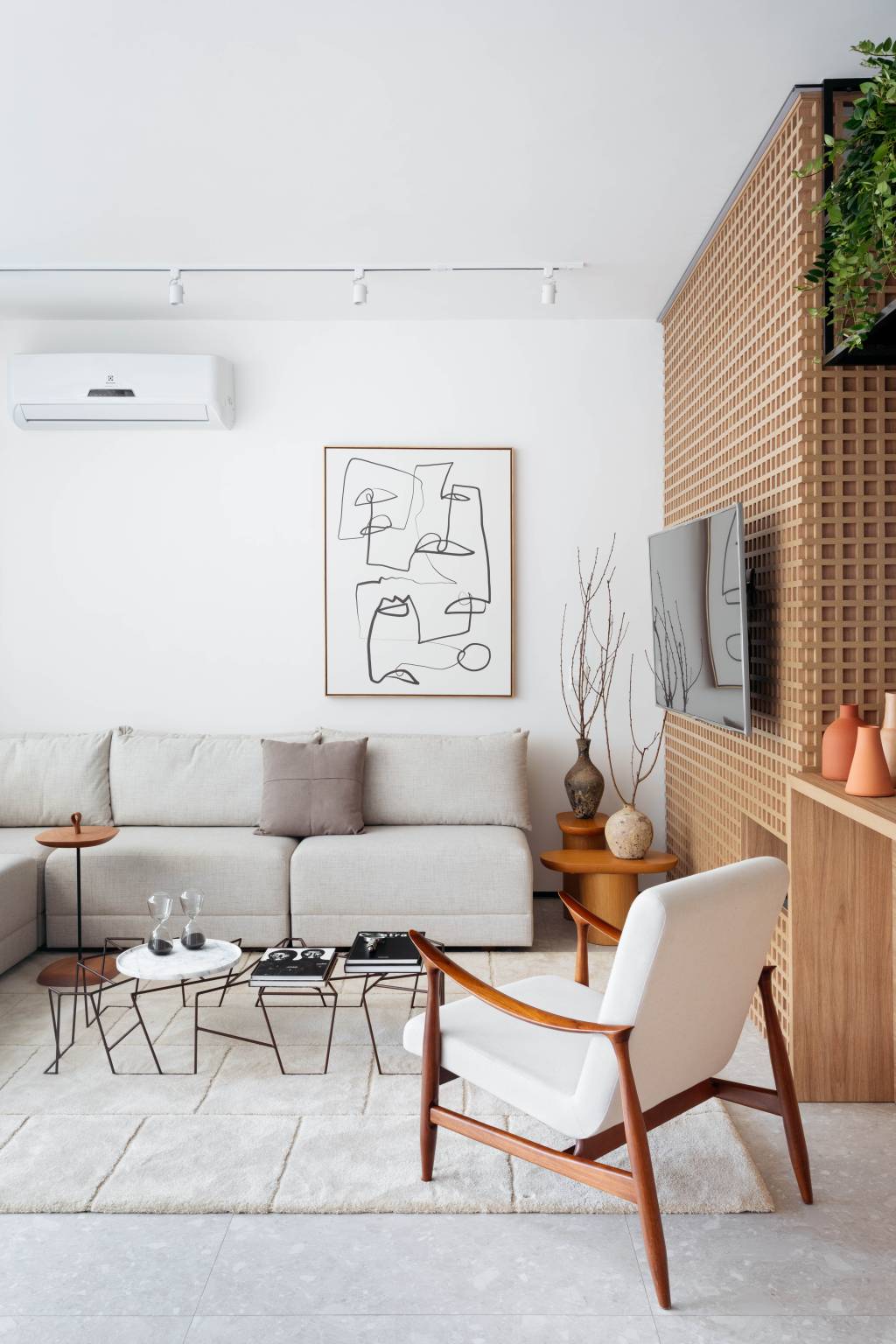 paineis-muxarabi-mdf-delimitam-hall-abrigam-tv-apartamento-115-m-mrg-arquitetura-06-sala Painéis em muxarabi de MDF delimitam hall e abrigam TV em apartamento de 115 m². Projeto de MRG Arquitetura. Na foto, sala de estar, tv, sofá claro.