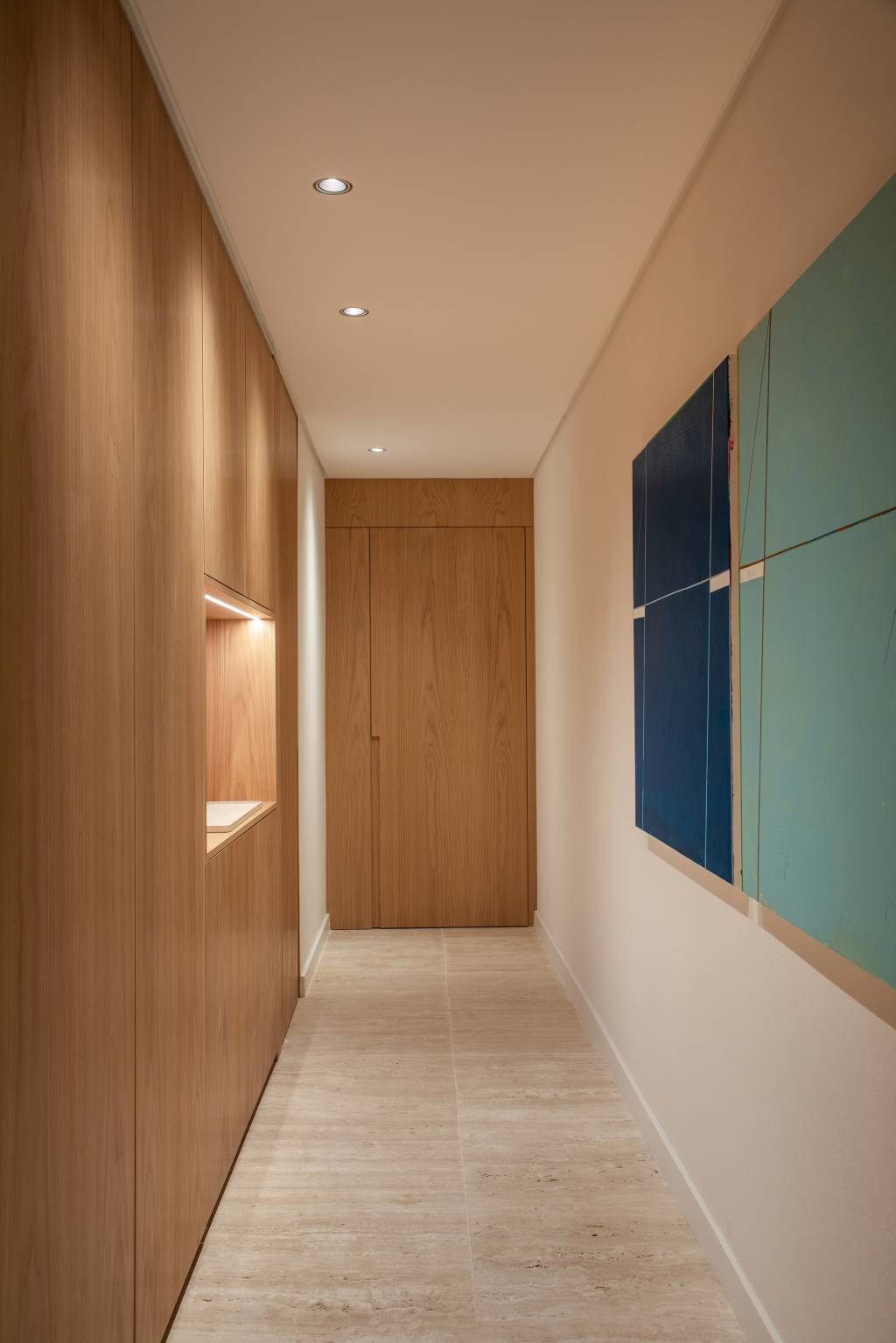 painel-madeira-articulado-palhinha-isola-integra-home-office-ape-pkb-arquitetura-22 Painel de madeira articulado com palhinha isola ou integra home office neste apê. Projeto de PKB Arquitetura. Na foto, corredor, nicho.
