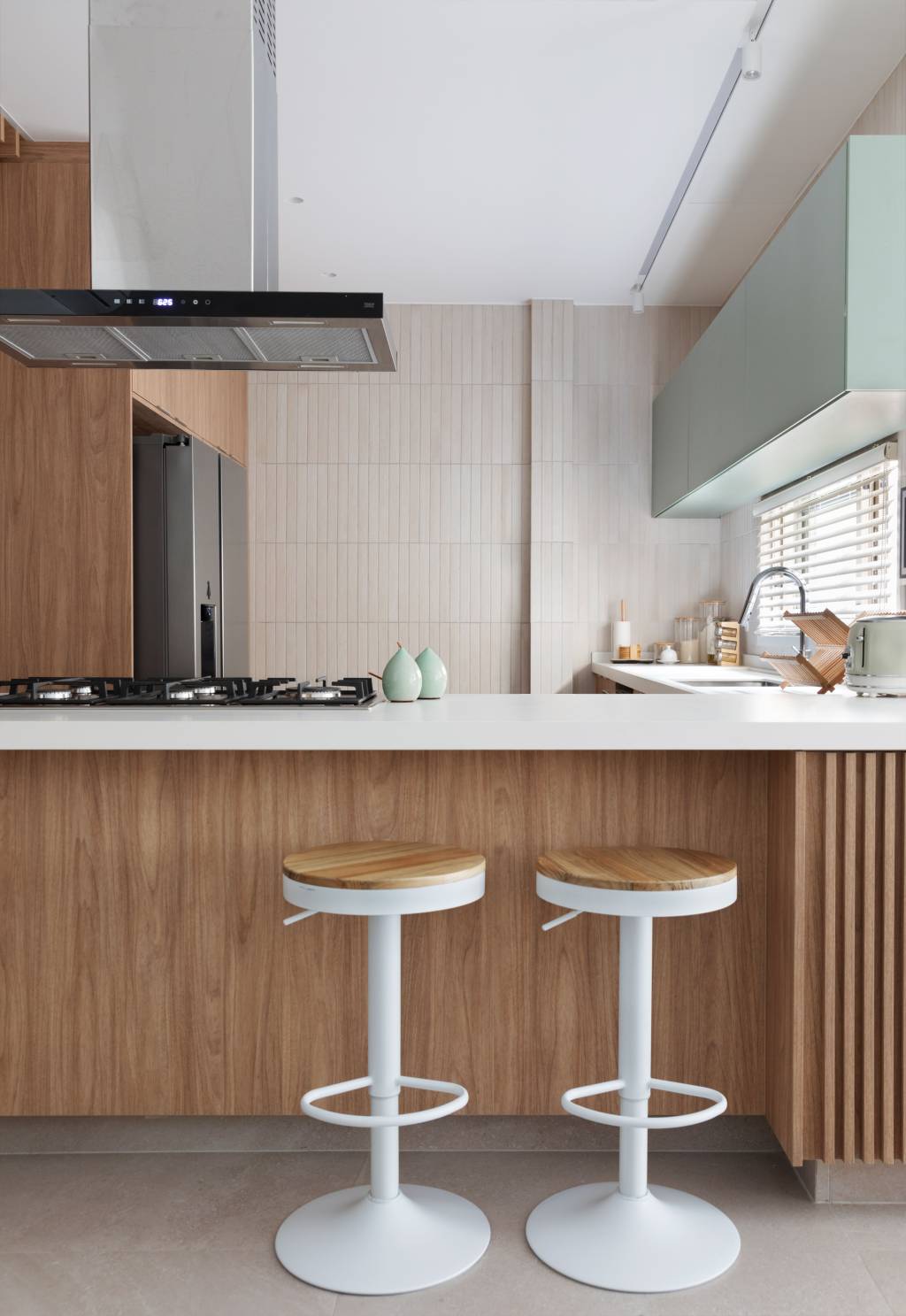 pergolado-forro-bambu-cria-area-apoio-cozinha-gourmet-house-in-rio-arquitetura-06-cozinha Pergolado com forro de bambu cria área de apoio charmosa para cozinha gourmet. Projeto de House in Rio Arquitetura. Na foto, bancada, banquetas.