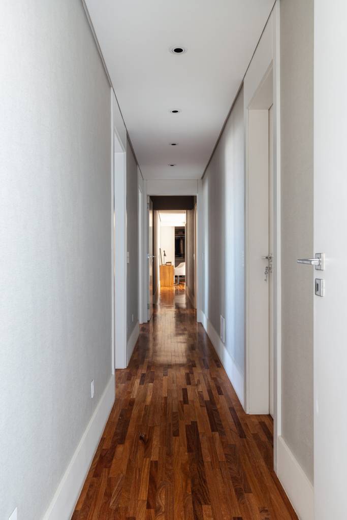 Piso de taco: veja tipos de madeira e dicas para consertar tacos soltos e riscos. Projeto de Dantas & Passos Arquitetura. Na foto, corredor.
