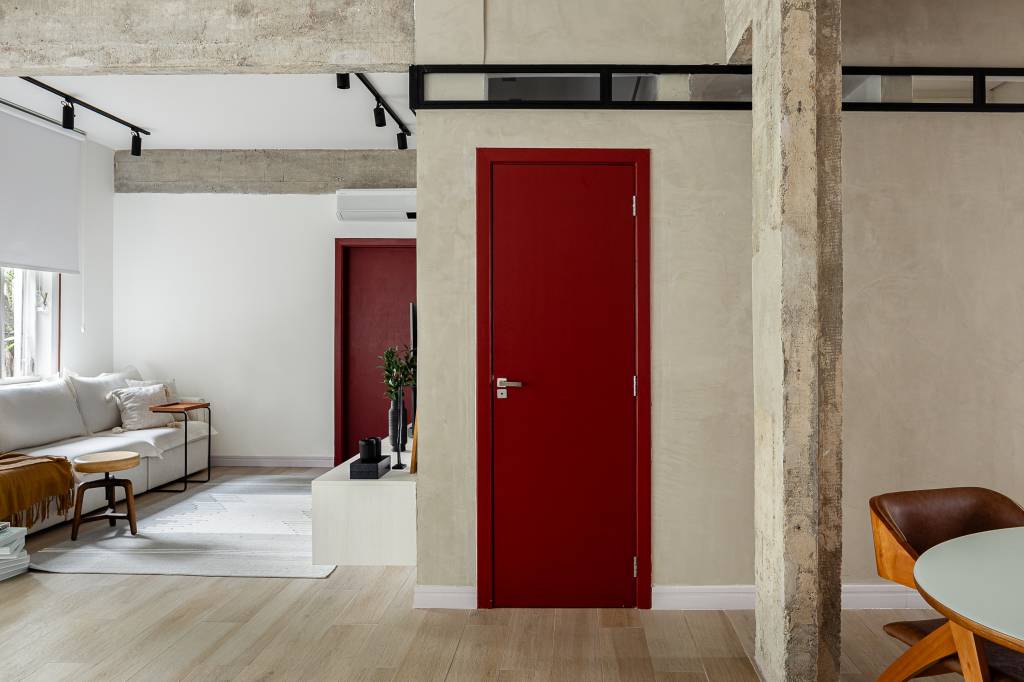 Portas vermelhas trazem toque de cor à apê sóbrio e clean de 120 m². Projeto de Studio MEMM. Na foto, porta.