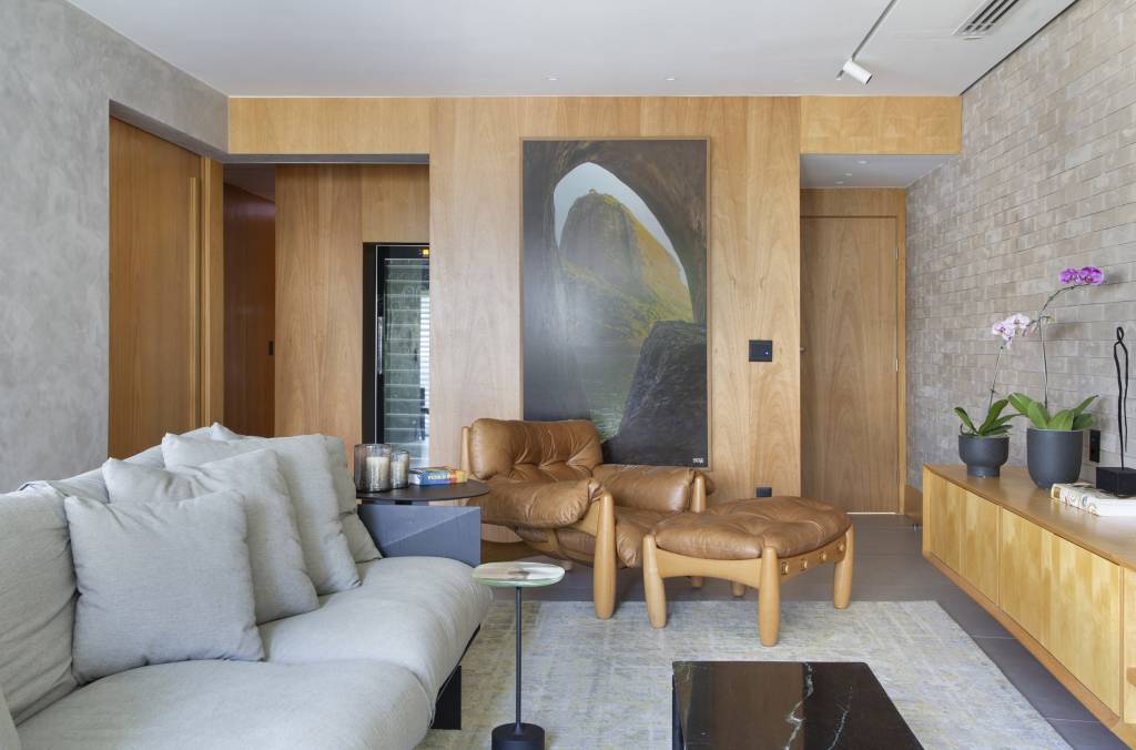 Quartos de serviço é transformado em copa de cozinha neste apê de 165 m²