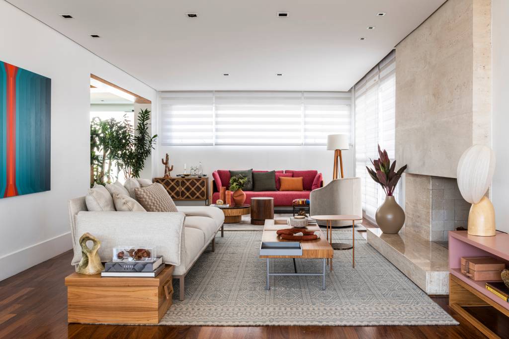 varanda-apartamento-de-236-m-urban-jungle-vivi-cirello-14-sala Varanda de apartamento de 236 m² virou urban jungle. Projeto de Vivi Cirello. Na foto, sala de estar, lareira, sofá branco, sofá vermelho.