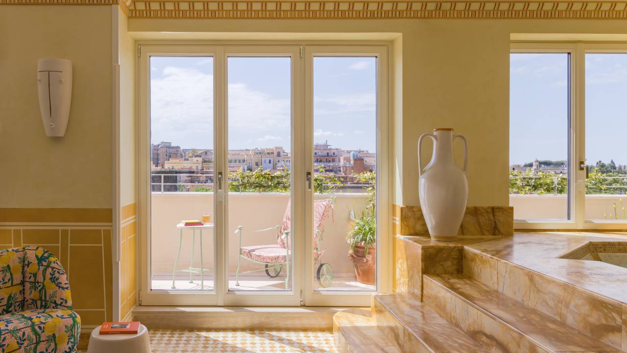 4 hotéis de luxo na Itália com design impecável, de Preferred Hotels & Resorts. Na foto, banheiro de hotel com vista para cidade.