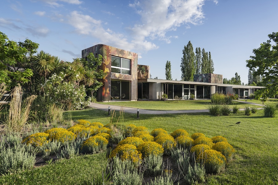 Para emoldurar: hotel na Argentina tem vista para vinhedos e os Andes, de Preferred Hotels & Resort. Na foto, área externa do sofá.