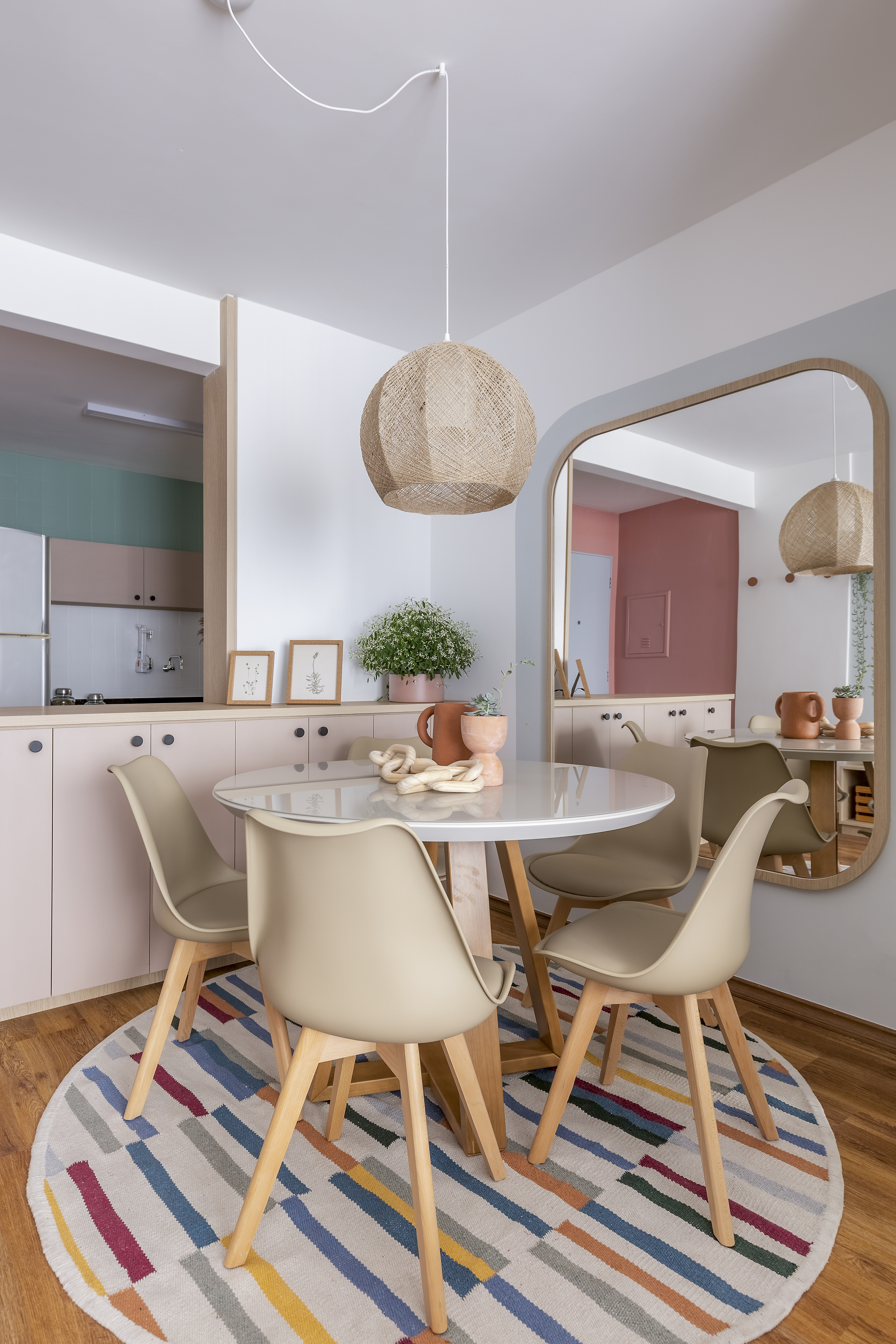 Apartamento de 58 m² tem decoração leve inspirada no Feng Shui. Projeto de Bruna Hidalgo.