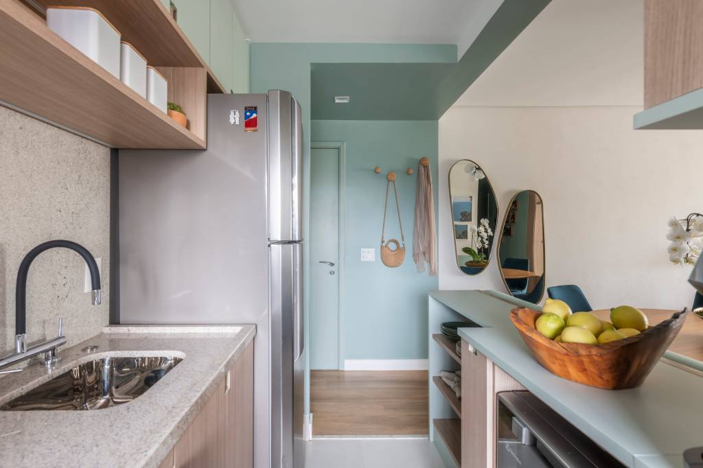 Apartamento de 72 m² traz soluções sustentáveis e sofá extensível. Projeto de MIS Arquitetura. Na foto, cozinha.