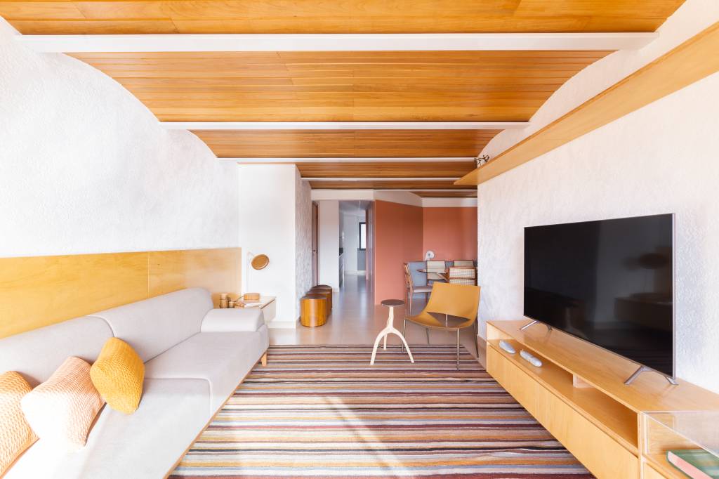 Apartamento acessível para a 3ª idade tem belos arcos no teto da sala