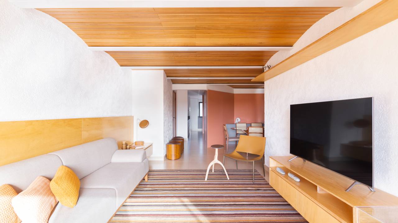 Apartamento acessível para a 3ª idade tem belos arcos no teto da sala. Projeto de Hensen Mendes Arquitetura.