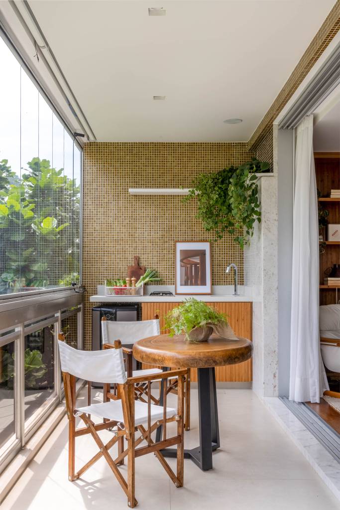 Apartamento ganha novo lavabo de 1,50 m² e cozinha com piso xadrez. Projeto de Fernanda Zeitoune . Na foto, varanda gourmet, mesa redonda pequena.