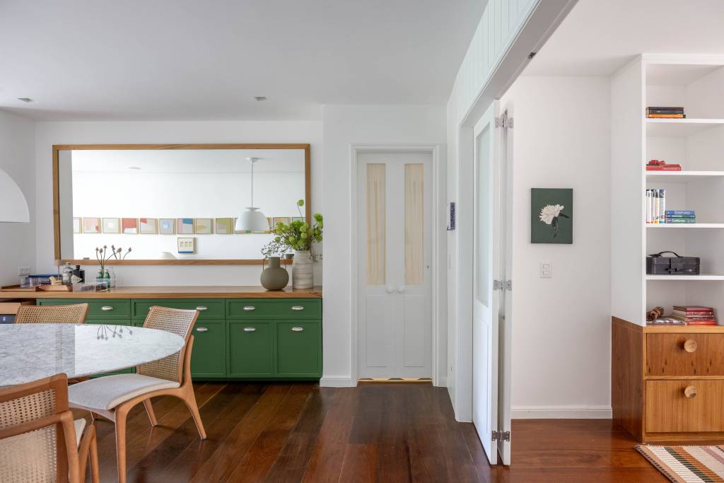 Apartamento ganha novo lavabo de 1,50 m² e cozinha com piso xadrez. Projeto de Fernanda Zeitoune . Na foto, sala de estar.