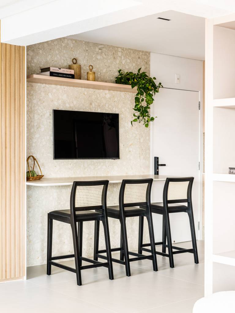 Apartamento pensado para receber com conforto tem toques de azul e mostarda. Projeto de Tetriz Arquitetura. Na foto, copa de cozinha.