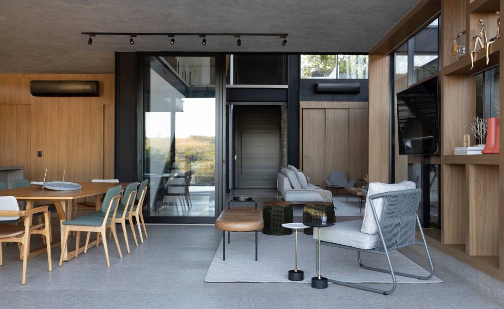 Casa de 344 m² destaca varanda gourmet com teto em cimento queimado