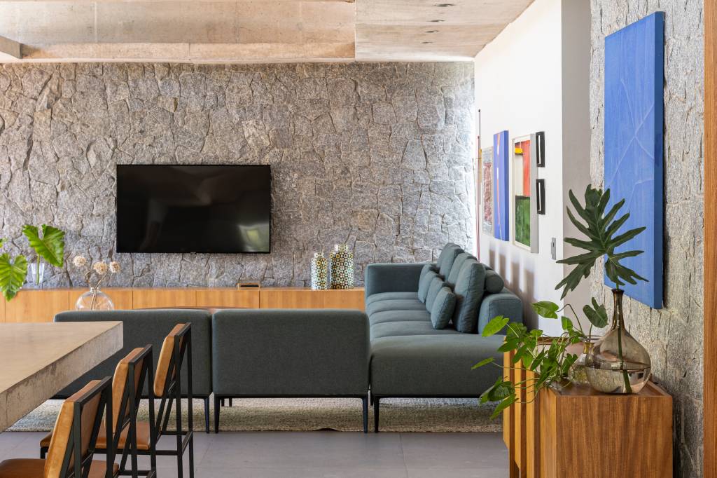 Concreto aparente marca estrutura de casa térrea com planta em formato L. Projeto de BLOCO Arquitetos.