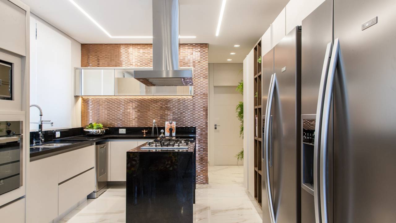 Cozinha em L: descubra o modelo que dá mais espaço para bancada. Projeto de Infinity Spaces.