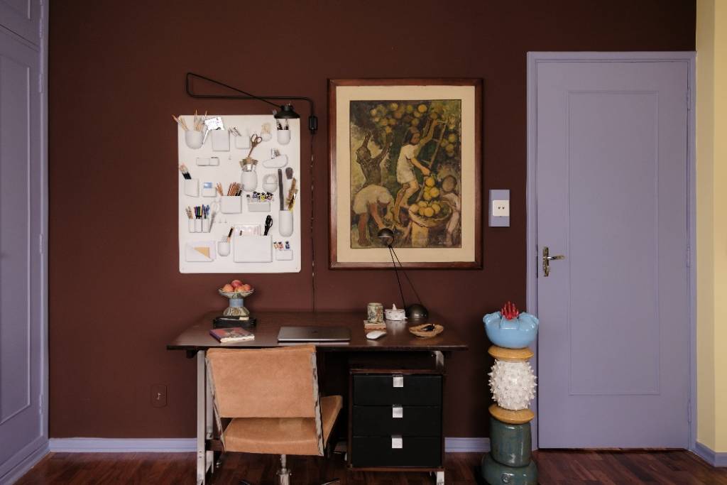 Decorações assustadoras! Veja projetos com cores inspiradas no Halloween. Na foto, home office.