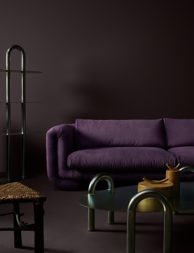 Decorações assustadoras! Veja projetos com cores inspiradas no Halloween. Na foto, sala de estar, sofá roxo, parede roxa.