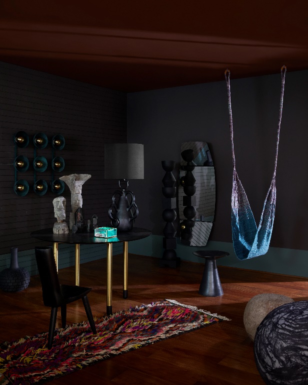 Decorações assustadoras! Veja projetos com cores inspiradas no Halloween. Na foto, sala de estar preta.