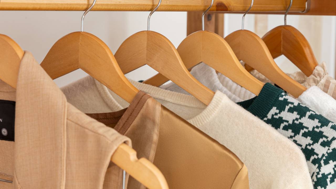 5 dicas exclusivas para decorar apartamentos pequenos. Na foto, roupas em cabide, closet.