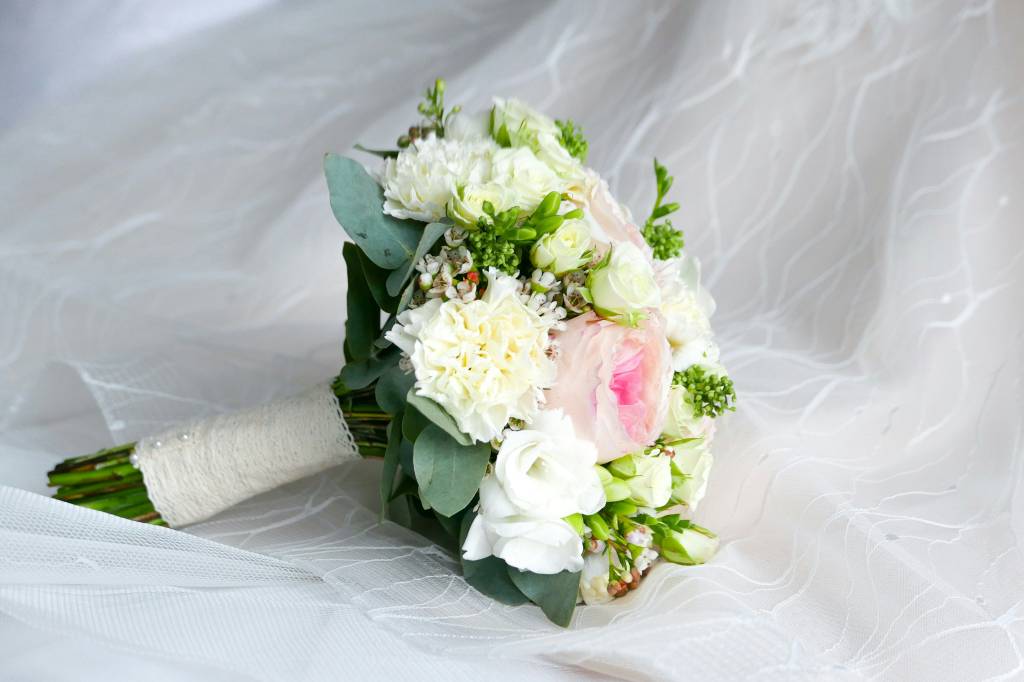 Flores brancas: como criar um buquê de noiva elegante e com significado?