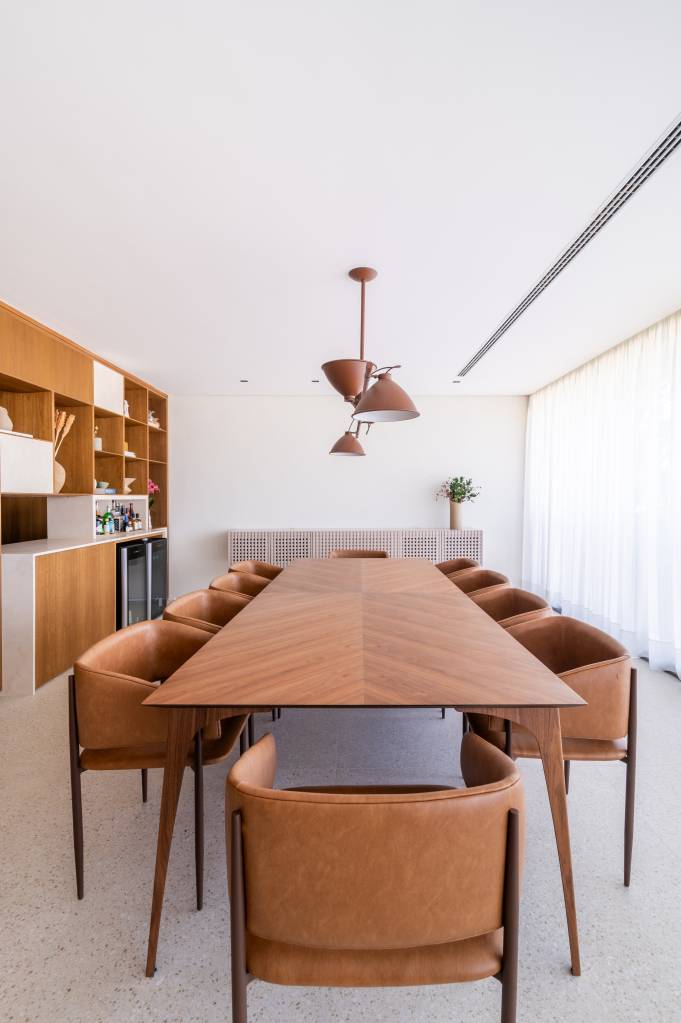 Linhas retas e madeira marcam apartamento minimalista. Projeto de W Arquitetura e Studio Theodora Home. Na foto, mesa de jantar.