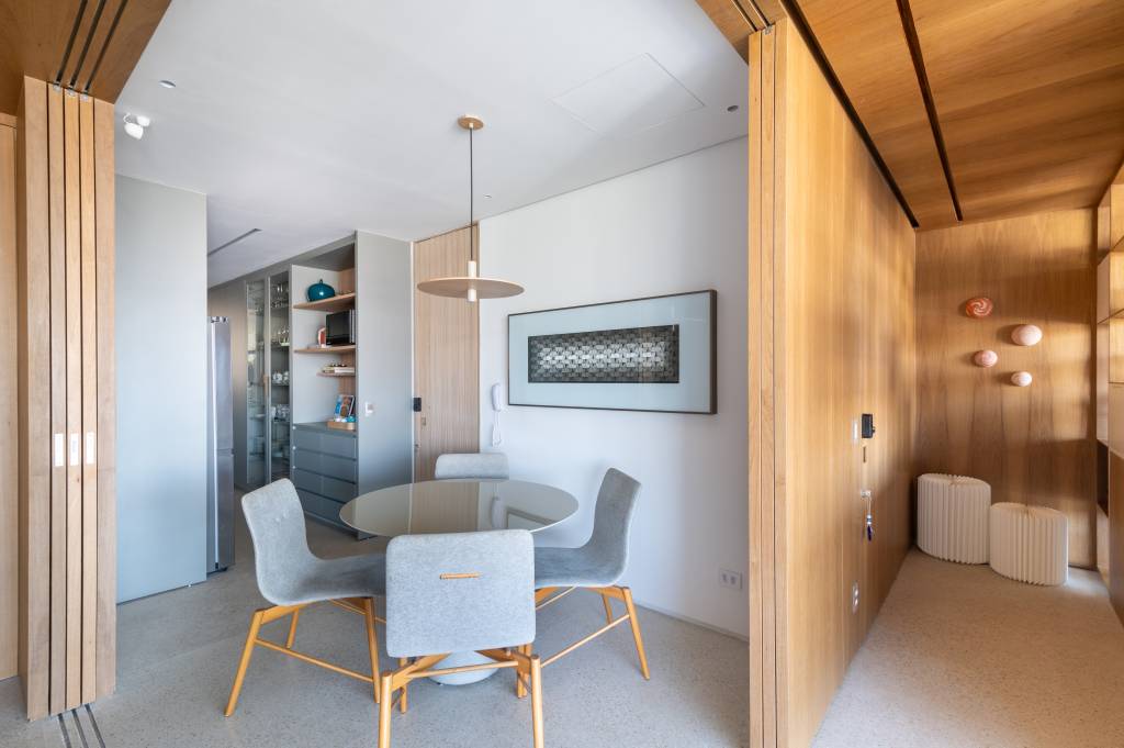 Linhas retas e madeira marcam apartamento minimalista. Projeto de W Arquitetura e Studio Theodora Home. Na foto, copa de cozinha, portas de correr.