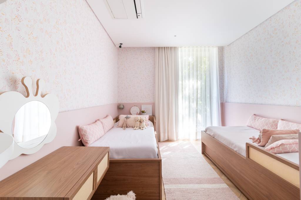 Linhas retas e madeira marcam apartamento minimalista. Projeto de W Arquitetura e Studio Theodora Home. Na foto, quarto infantil.