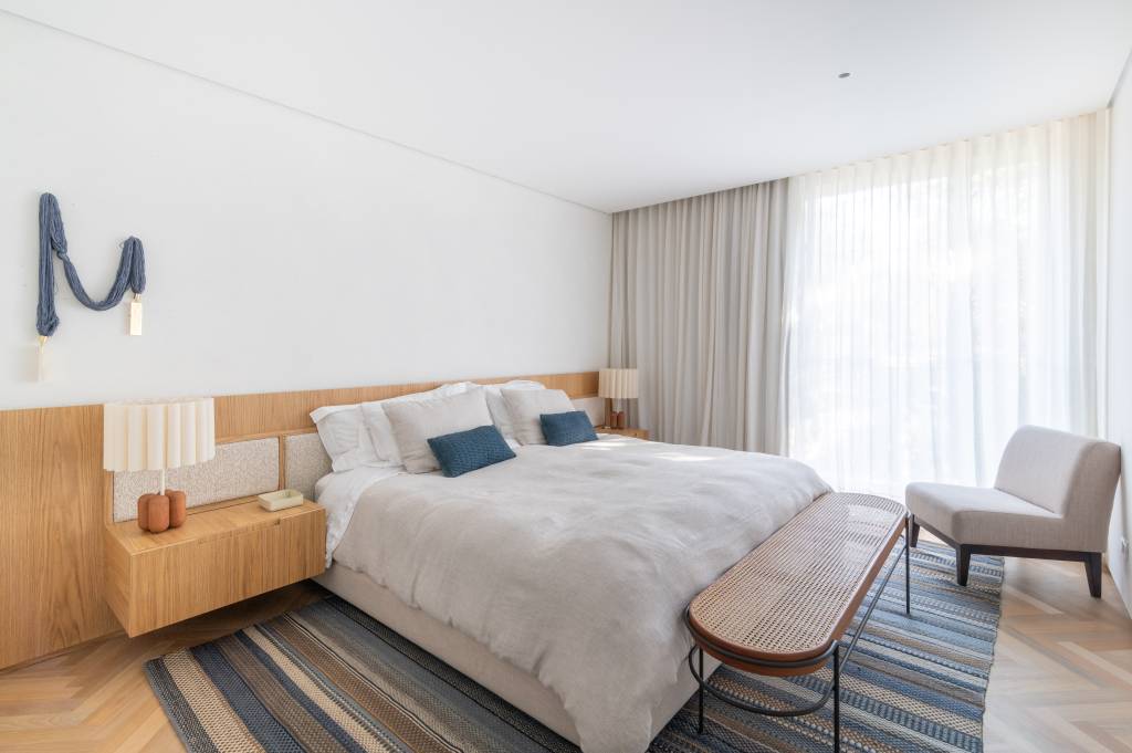 Linhas retas e madeira marcam apartamento minimalista. Projeto de W Arquitetura e Studio Theodora Home. Na foto, quarto, tapete listrado.