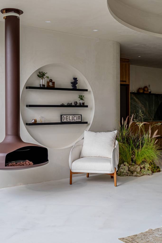 Loft minimalista de 100 m² honra memórias e as mistura com o contemporâneo. Projeto de SUM + Studio para a CASACOR Santa Catarina 2024.