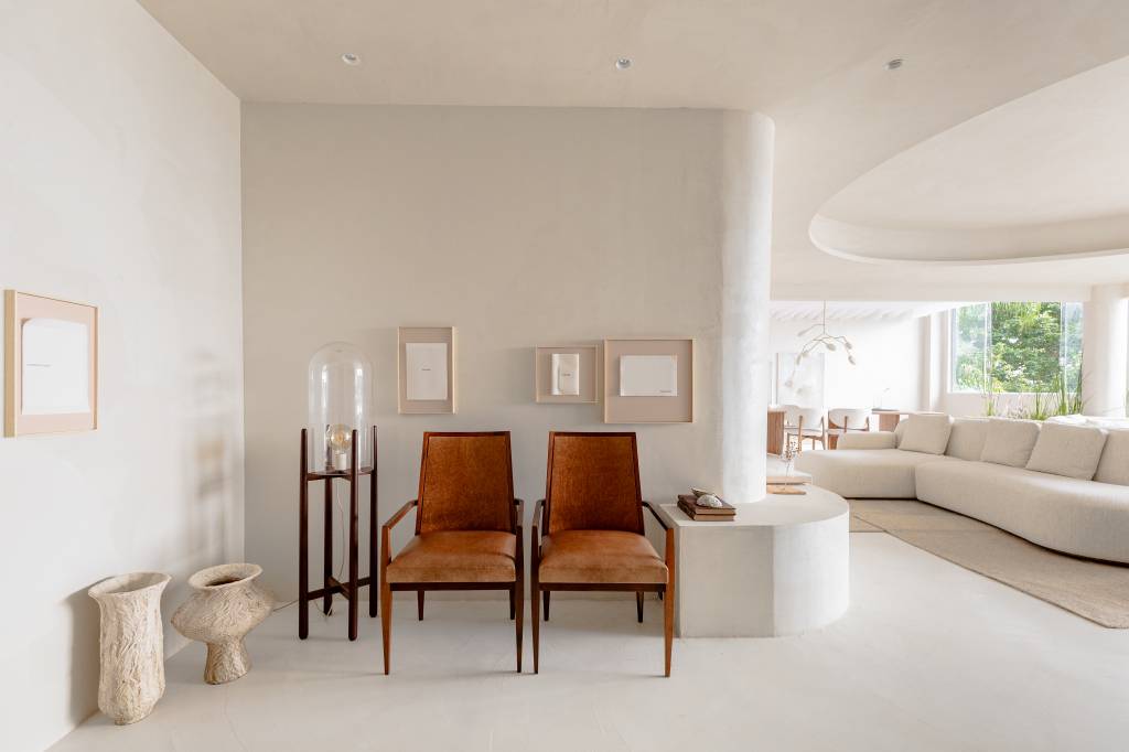 Loft minimalista de 100 m² honra memórias e as mistura com o contemporâneo. Projeto de SUM + Studio para a CASACOR Santa Catarina 2024.