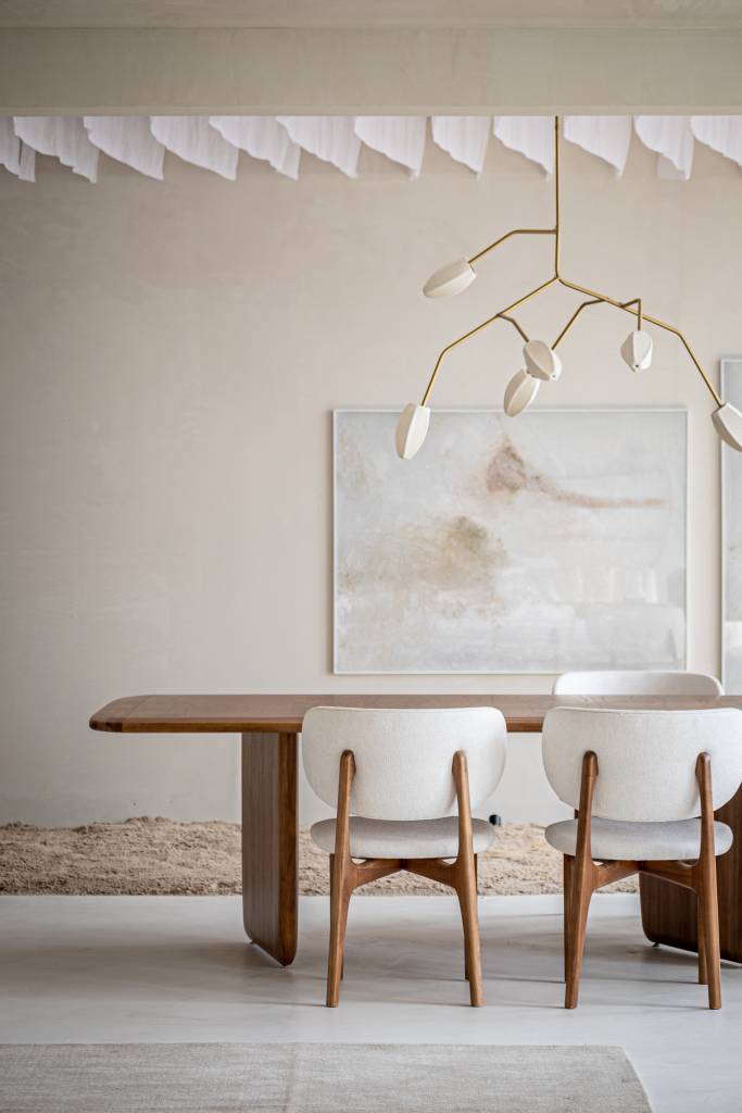 Loft minimalista de 100 m² honra memórias e as mistura com o contemporâneo. Projeto de SUM + Studio para a CASACOR Santa Catarina 2024.