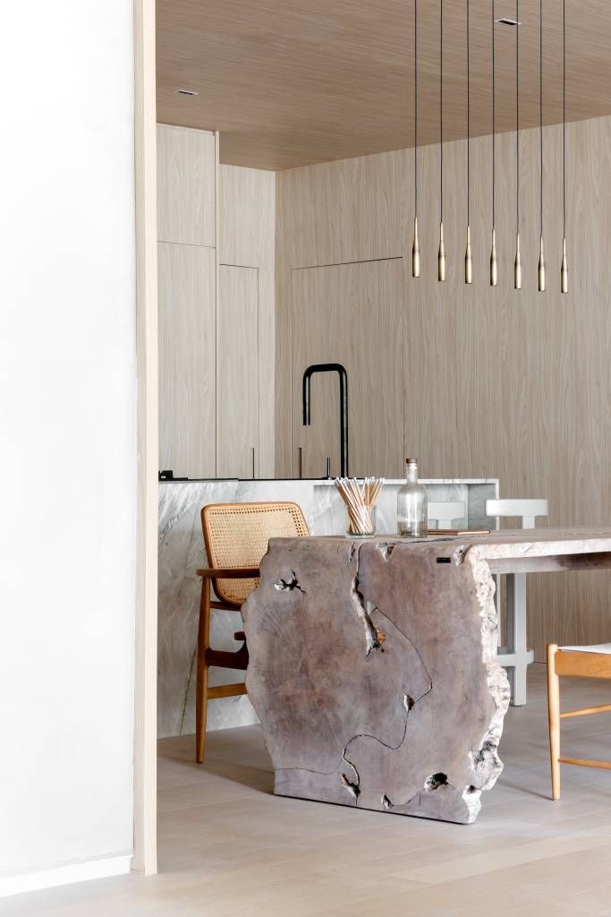 Loft reflete sobre o tempo com a presença de árvores, pedras e texturas naturais. Projeto de Mariana Maisonnave para a CASACOR SC 2024.