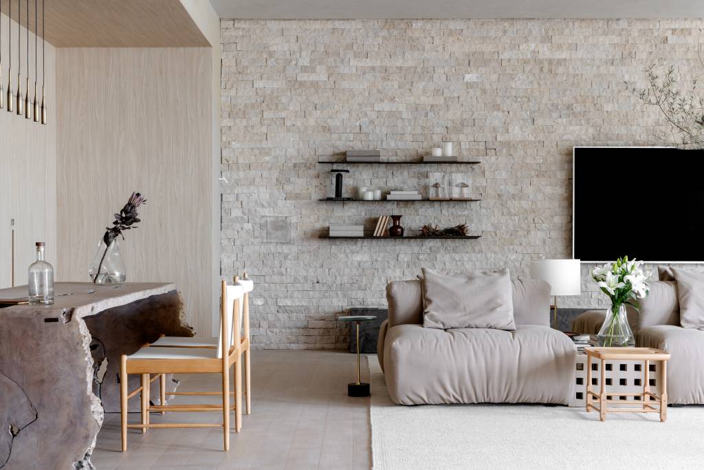 Loft reflete sobre o tempo com a presença de árvores, pedras e texturas naturais. Projeto de Mariana Maisonnave para a CASACOR SC 2024.