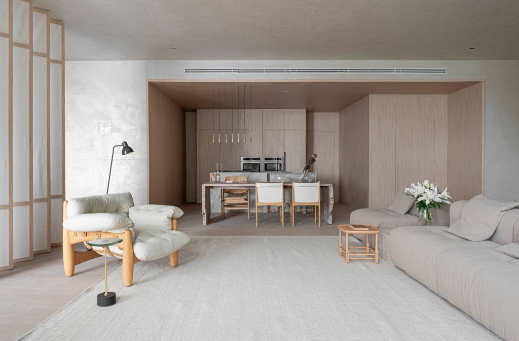 Loft reflete sobre o tempo com a presença de árvores, pedras e texturas naturais. Projeto de Mariana Maisonnave para a CASACOR SC 2024.