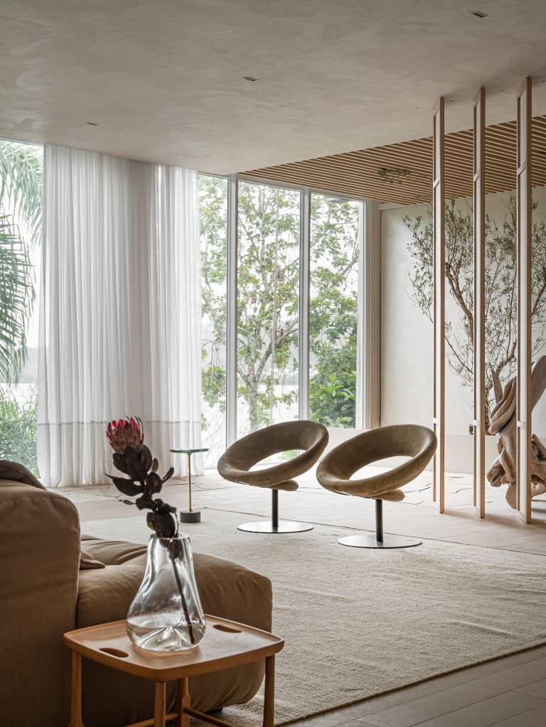 Loft reflete sobre o tempo com a presença de árvores, pedras e texturas naturais. Projeto de Mariana Maisonnave para a CASACOR SC 2024.