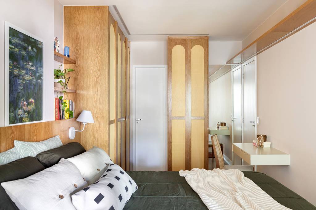 Madeira e palhinha marcam presença nos móveis e marcenaria de apê de 100 m². Projeto de Co+Lab Juntos Arquitetura. Na foto, quarto de casal.