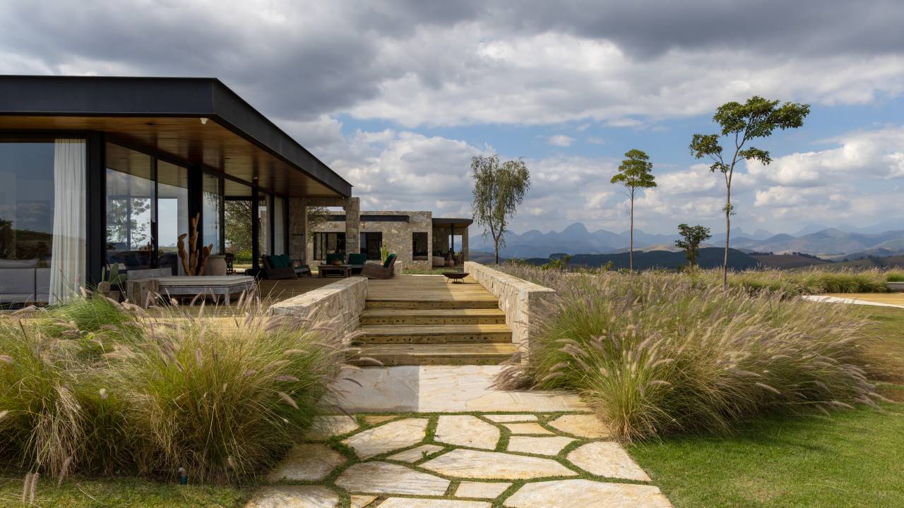 Conheça o paisagismo sustentável do rancho de Bruno Gagliasso e Giovanna Ewbank. Projeto de Landscape Paisagismo. Na foto, caminho de pedra.