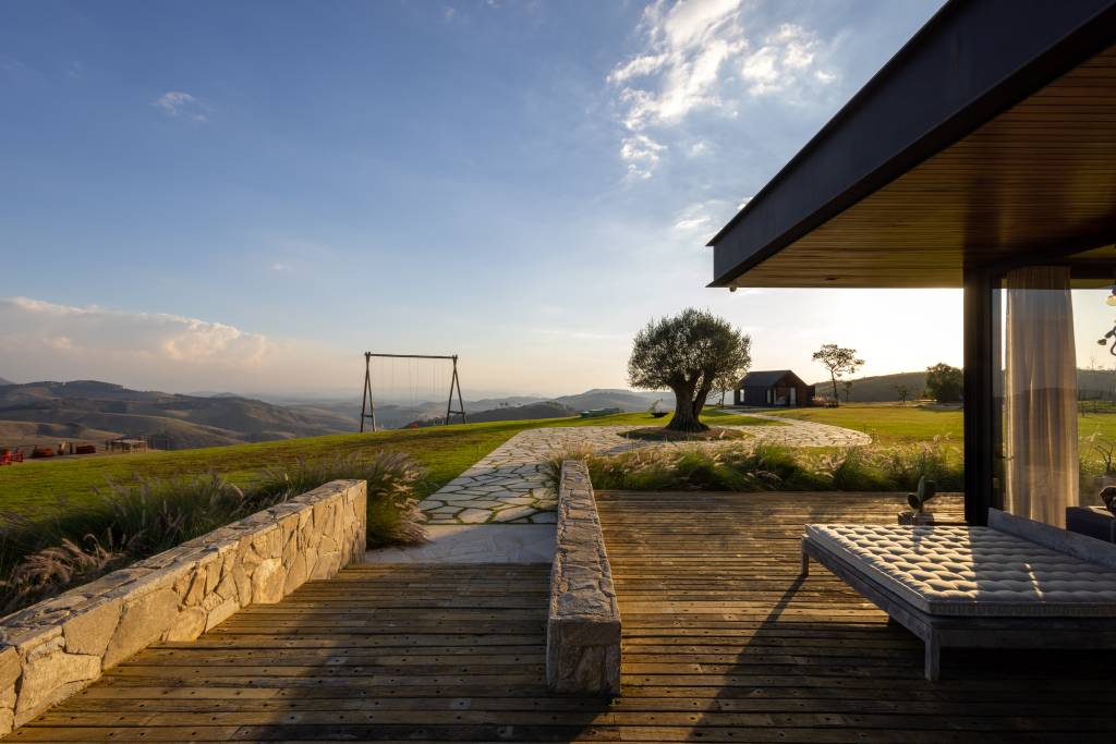 Conheça o paisagismo sustentável do rancho de Bruno Gagliasso e Giovanna Ewbank. Projeto de Landscape Paisagismo. Na foto, deck, casa de campo.