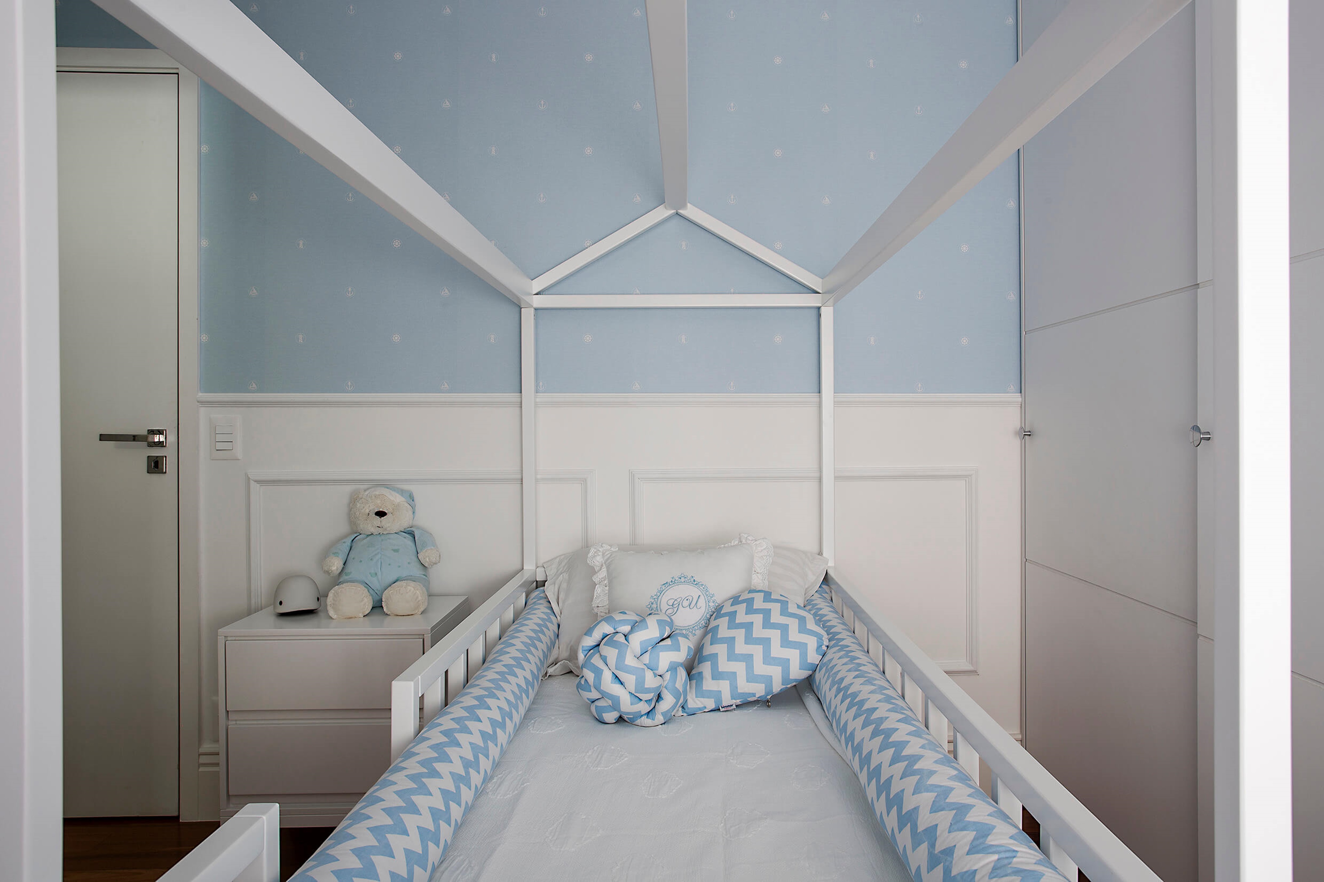 Boiseries e papel de parede criam estilo clássico provençal em apê. Projeto de Palladino Arquitetura. Na foto, quarto infantil, cama de casinha.